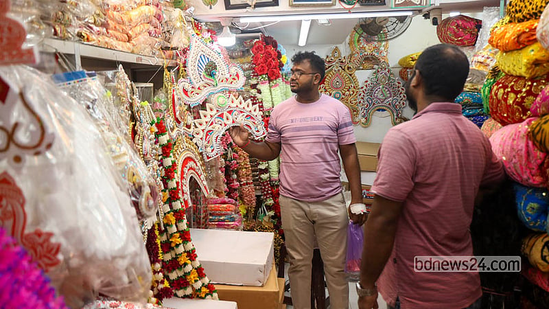 দুর্গাপূজা সামনে রেখে ঢাকার শাঁখারিবাজারের একটি দোকানে সাজিয়ে রাখা হয়েছে পূজার সাজসজ্জার সরঞ্জাম। ছবি: শামছুল হক রিপন