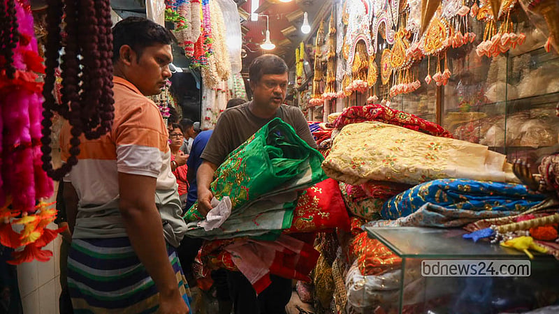দুর্গোৎসব সামনে রেখে ঢাকার শাঁখারিবাজারের দোকানে শোভা পাচ্ছে দুর্গা প্রতিমা সাজানোর জন্য বিভিন্ন কাপড়। ছবি: শামছুল হক রিপন