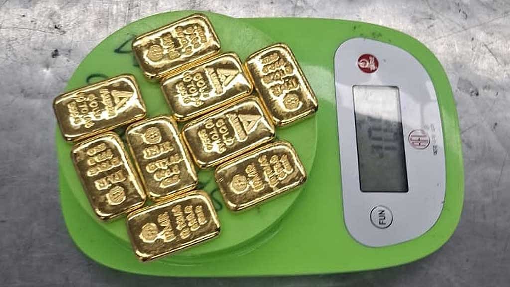 শাহজালালে দুই কোটি টাকার সোনা নিয়ে ধরা ২