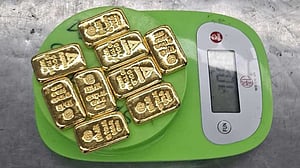 শাহজালালে দুই কোটি টাকার সোনা নিয়ে ধরা ২