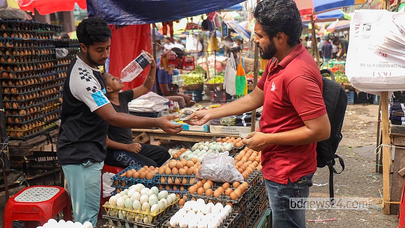 রাজধানীর কারওয়ান বাজারে ডিম কিনছেন এক ক্রেতা। ছবি: শামছুল হক রিপন