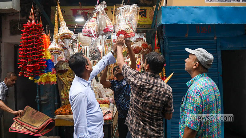 দুর্গাপূজা উপলক্ষে পুরান ঢাকার ঐতিহ্যবাহী শাঁখারিবাজারে জমে উঠেছে কেনাকাটা।&amp;nbsp;ছবি: শামছুল হক রিপন