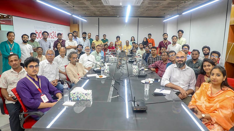 বিডিনিউজ টোয়েন্টিফোর ডটকমের প্রধান কার্যালয়ে সহকর্মীদের সঙ্গে সাপ্তাহিক মিটিংয়ে প্রধান সম্পাদক তৌফিক ইমরোজ খালিদী।