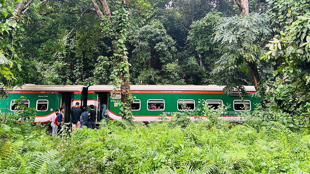 লাউয়াছড়ায় ‘পাহাড়িকা এক্সপ্রেসের’ হুক ছিঁড়ে সিলেটের সঙ্গে রেল যোগাযোগ বন্ধ