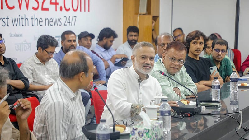 বিডিনিউজ টোয়েন্টিফোর ডটকমের প্রধান কার্যালয়ে সহকর্মীদের সঙ্গে সাপ্তাহিক মিটিংয়ে প্রধান সম্পাদক তৌফিক ইমরোজ খালিদী।