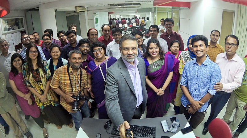 বিডিনিউজ টোয়েন্টিফোর ডটকমের প্রধান কার্যালয়ে সহকর্মীদের সঙ্গে প্রধান সম্পাদক তৌফিক ইমরোজ খালিদী।