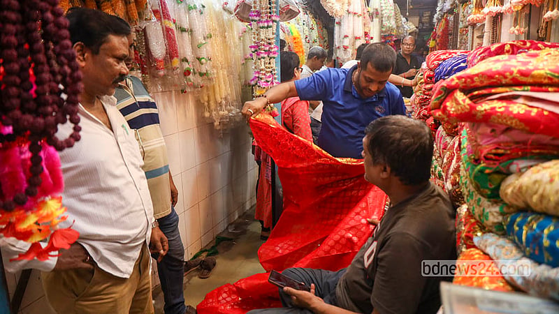 দুর্গোৎসব সামনে রেখে ঢাকার শাঁখারিবাজারের দোকানে শোভা পাচ্ছে দুর্গা প্রতিমা সাজানোর জন্য বিভিন্ন কাপড়। ছবি: শামছুল হক রিপন