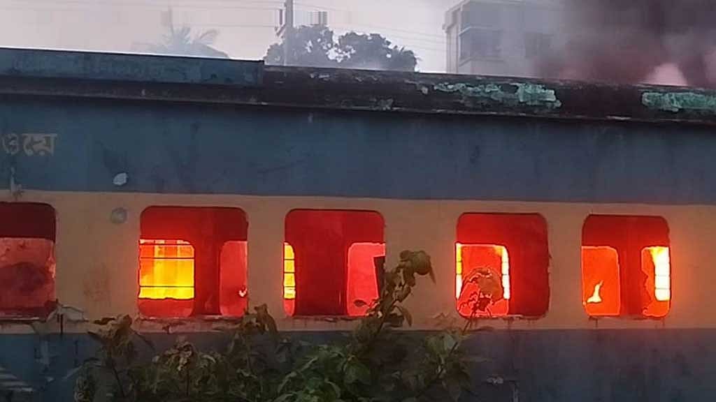 চট্টগ্রামে ট্রেনের পরিত্যক্ত বগিতে আগুন