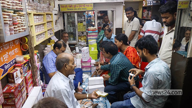 দুর্গাপূজা উপলক্ষে পুরান ঢাকার শাঁখারিবাজার থেকে শাঁখা কিনছেন অনেকেই। ছবি: শামছুল হক রিপন