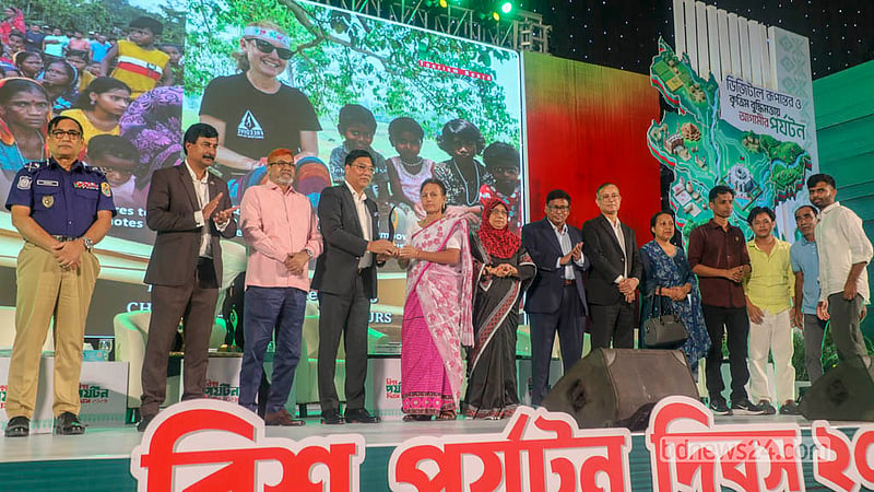 বাংলাদেশ-চীন মৈত্রী সম্মেলন কেন্দ্রে শনিবার ১৩টি ক্যাটাগরিতে বিজয়ীদের হাতে পর্যটন পুরস্কার তুলে দেওয়া হয়। &amp;nbsp;&amp;nbsp;ছবি: আব্দুল্লাহ আল মমীন
