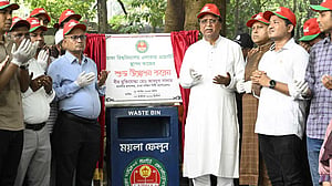 ঢাবিতে ২০০ ডাস্টবিন দিল ডিএসসিসি