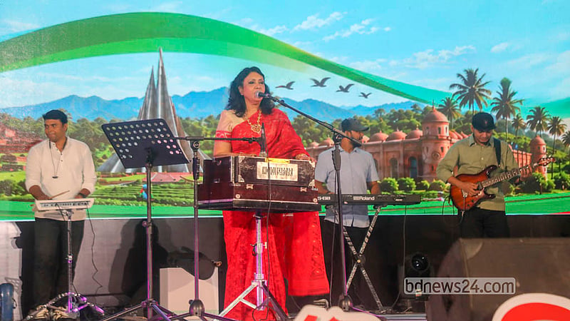 বিশ্ব পর্যটন দিবস উদযাপন উপলক্ষে শনিবার বাংলাদেশ-চীন মৈত্রী সম্মেলন কেন্দ্রে ছিল সাংস্কৃতিক আয়োজনও। &amp;nbsp;&amp;nbsp;ছবি: আব্দুল্লাহ আল মমীন