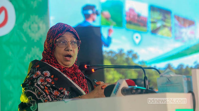 বাংলাদেশ-চীন মৈত্রী সম্মেলন কেন্দ্রে শনিবার বিশ্ব পর্যটন দিবসের অনুষ্ঠানে বক্তব্য দেন বেসামরিক বিমান পরিবহন ও পর্যটন মন্ত্রণালয়ের সচিব ফাহমিদা আখতার। ছবি: আব্দুল্লাহ আল মমীন