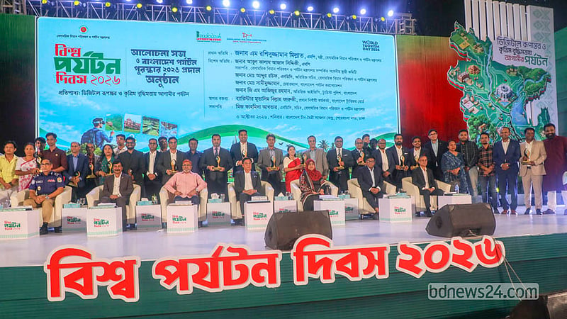 বাংলাদেশ-চীন মৈত্রী সম্মেলন কেন্দ্রে শনিবার পর্যটন পুরস্কার বিজয়ীদের সঙ্গে ফটোশেসনে অংশগ্রহণ করেন অতিথিরা।&amp;nbsp;&amp;nbsp; ছবি: আব্দুল্লাহ আল মমীন