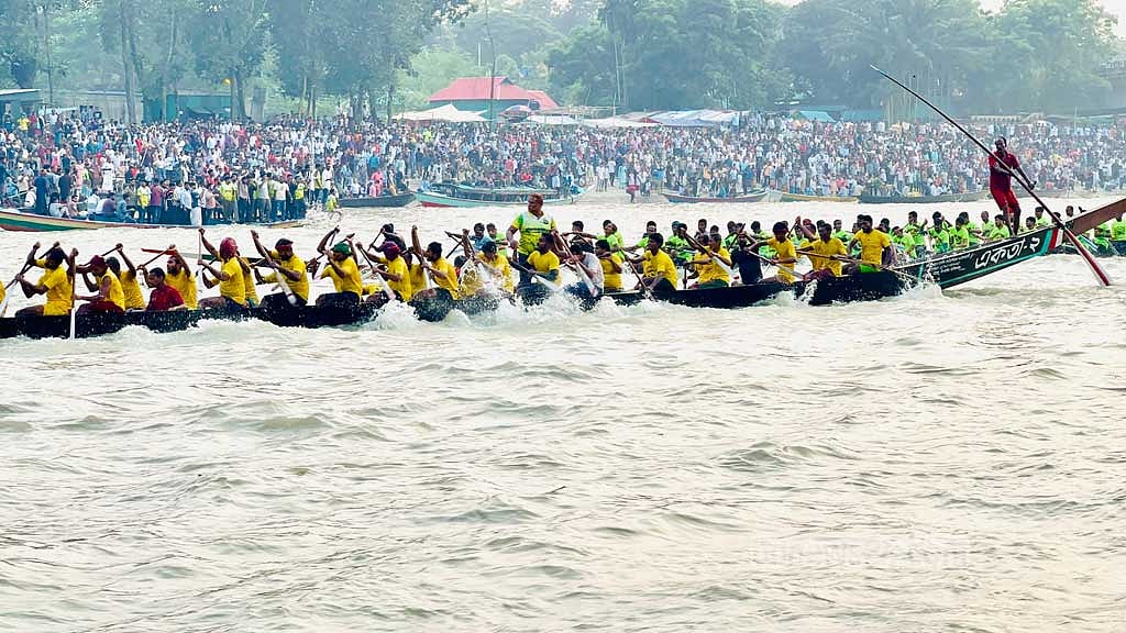 কালীগঙ্গায় নৌকা বাইচ: বৈঠার ছন্দে উত্তাল দুই তীর