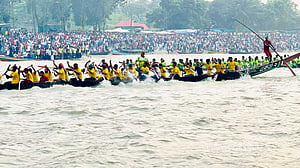 কালীগঙ্গায় নৌকা বাইচ: বৈঠার ছন্দে উত্তাল দুই তীর