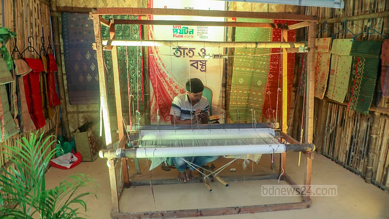 বিশ্ব পর্যটন দিবস উদযাপনের অংশ হিসেবে শনিবার বাংলাদেশ-চীন মৈত্রী সম্মেলন কেন্দ্রে ছিল বিভিন্ন স্টল। &amp;nbsp;&amp;nbsp;ছবি: আব্দুল্লাহ আল মমীন