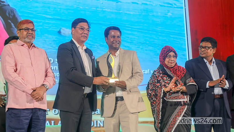 বাংলাদেশ-চীন মৈত্রী সম্মেলন কেন্দ্রে শনিবার ১৩টি ক্যাটাগরিতে বিজয়ীদের হাতে পর্যটন পুরস্কার তুলে দেওয়া হয়। &amp;nbsp;&amp;nbsp;ছবি: আব্দুল্লাহ আল মমীন