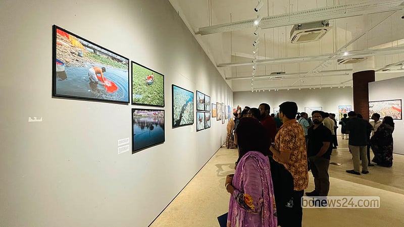 জাতীয় জাদুঘরের নলিনীকান্ত ভট্টশালী গ্যালারিতে শনিবার ‘নদী ও পাখি’ আলোকচিত্র প্রদর্শনীতে দর্শনার্থীরা। ছবি: শামছুল হক রিপন