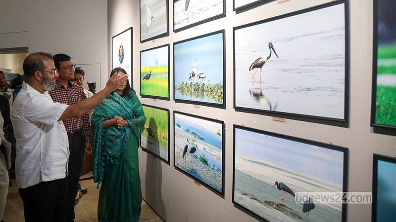 জাতীয় জাদুঘরের নলিনীকান্ত ভট্টশালী গ্যালারিতে শনিবার ‘নদী ও পাখি’ আলোকচিত্র প্রদর্শনী ঘুরে দেখেন বন ও পরিবেশ প্রতিমন্ত্রী শেখ ফরিদুল ইসলাম। ছবি: শামছুল হক রিপন