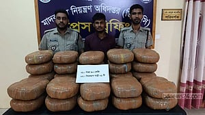 বরিশালে পিকআপের পাটাতনে লুকানো ছিল ৯০ কেজি গাঁজা, আটক ১