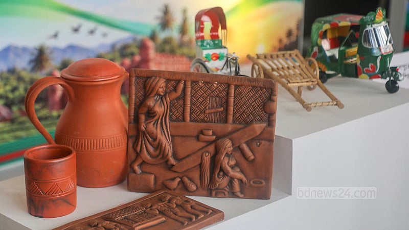 বিশ্ব পর্যটন দিবস উদযাপনের অংশ হিসেবে শনিবার বাংলাদেশ-চীন মৈত্রী সম্মেলন কেন্দ্রে ছিল বিভিন্ন স্টল। &amp;nbsp;&amp;nbsp;ছবি: আব্দুল্লাহ আল মমীন