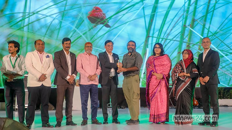 বাংলাদেশ-চীন মৈত্রী সম্মেলন কেন্দ্রে শনিবার ১৩টি ক্যাটাগরিতে বিজয়ীদের হাতে পর্যটন পুরস্কার তুলে দেওয়া হয়। &amp;nbsp;&amp;nbsp;ছবি: আব্দুল্লাহ আল মমীন