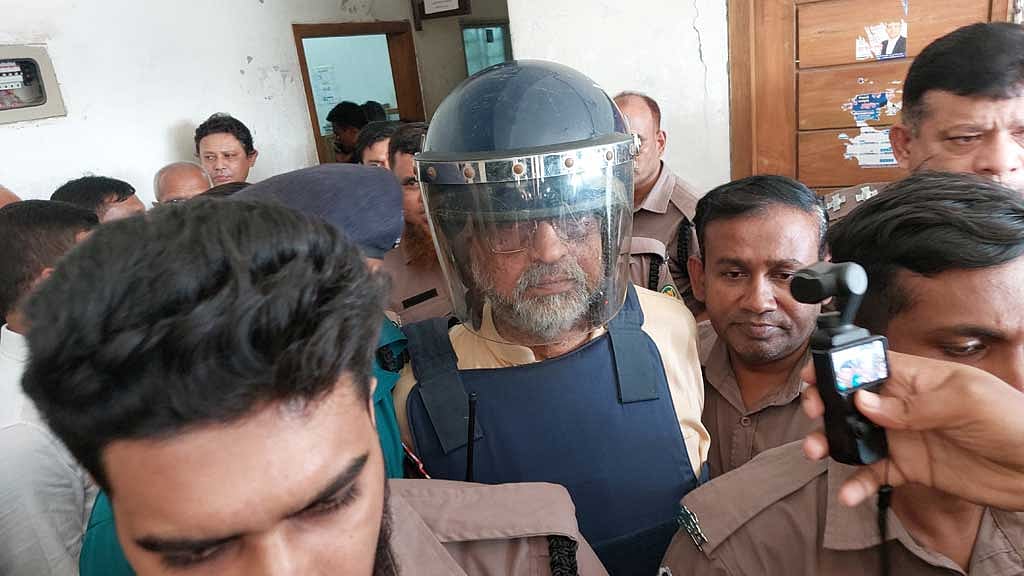 আখতারুজ্জামানের রিমান্ড শুনানিতে সাংবাদিকদের ঢুকতে দেয়নি পুলিশ