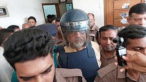 আখতারুজ্জামানের রিমান্ড শুনানিতে সাংবাদিকদের ঢুকতে দেয়নি পুলিশ