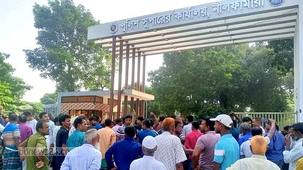 নীলফামারীতে আসামিকে ছাড়াতে এসপি কার্যালয়ের সামনে হট্টগোল, আটক ২০