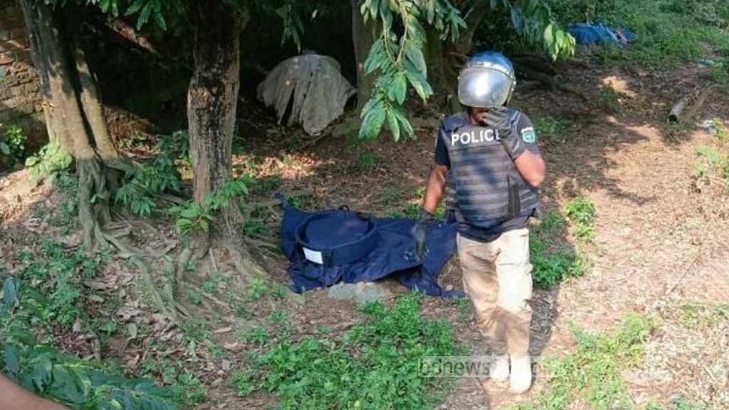 টঙ্গীতে বিস্কুটের কার্টনে ১০ তাজা ককটেল