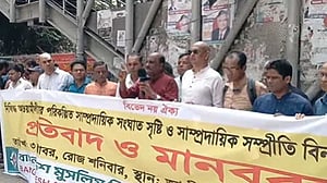 বিভিন্ন স্থানে পূজামণ্ডপে হামলার প্রতিবাদে রাজধানীতে মানববন্ধন