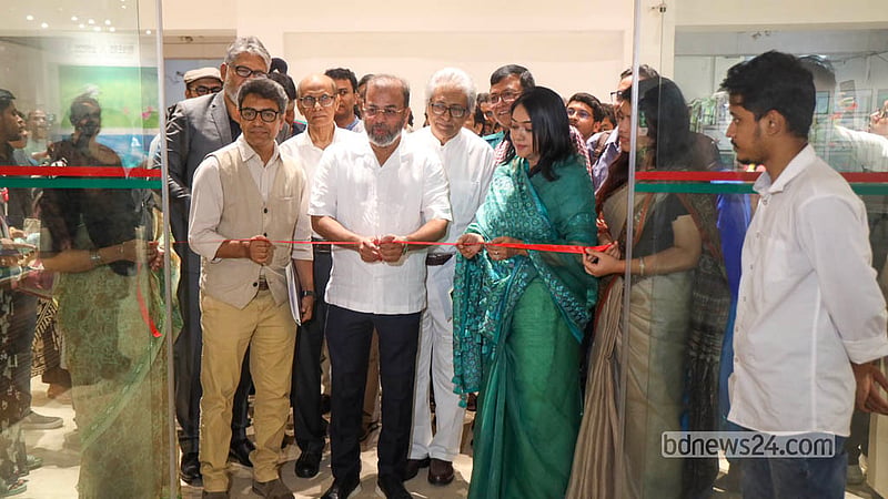 জাতীয় জাদুঘরের নলিনীকান্ত ভট্টশালী গ্যালারিতে শনিবার ‘নদী ও পাখি’ আলোকচিত্র প্রদর্শনী উদ্বোধন করেন বন ও পরিবেশ প্রতিমন্ত্রী শেখ ফরিদুল ইসলাম। ছবি: শামছুল হক রিপন