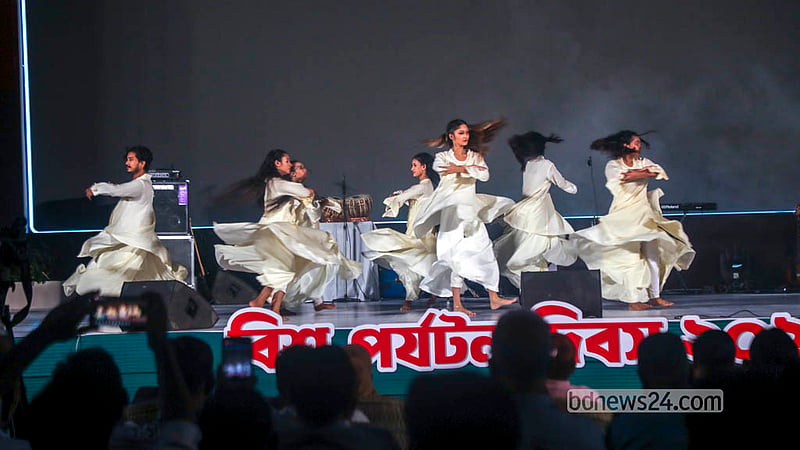 বিশ্ব পর্যটন দিবস উদযাপন উপলক্ষে শনিবার বাংলাদেশ-চীন মৈত্রী সম্মেলন কেন্দ্রে ছিল সাংস্কৃতিক আয়োজনও। &amp;nbsp;&amp;nbsp;ছবি: আব্দুল্লাহ আল মমীন