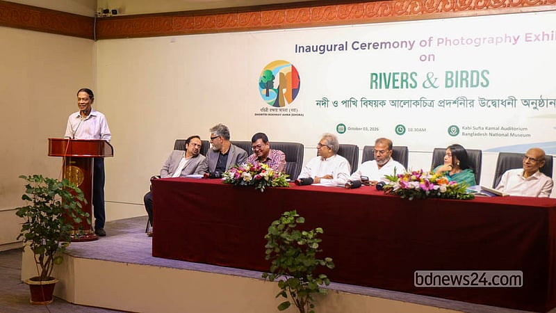 জাতীয় জাদুঘরের নলিনীকান্ত ভট্টশালী গ্যালারিতে শনিবার ‘নদী ও পাখি’ আলোকচিত্র প্রদর্শনীতে উপস্থিত ছিলেন ‘বাংলাদেশ বার্ড ক্লাব’ এর প্রতিষ্ঠাতা ইনাম আল হক। ছবি: শামছুল হক রিপন