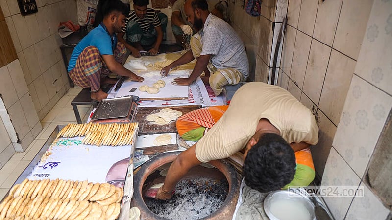 পুরান ঢাকার নাজিম উদ্দিন রোডের একটি দোকানে বাকরখানি তৈরিতে ব্যস্ত কারিগররা। ছবি: শামছুল হক রিপন