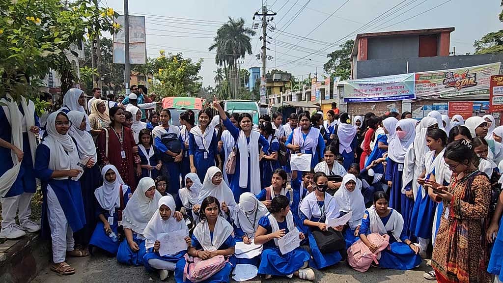 নাটোরে প্রধান শিক্ষকের অপসারণের দাবিতে শিক্ষার্থীদের সড়ক অবরোধ ও বিক্ষোভ