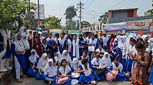 নাটোরে প্রধান শিক্ষকের অপসারণের দাবিতে শিক্ষার্থীদের সড়ক অবরোধ ও বিক্ষোভ