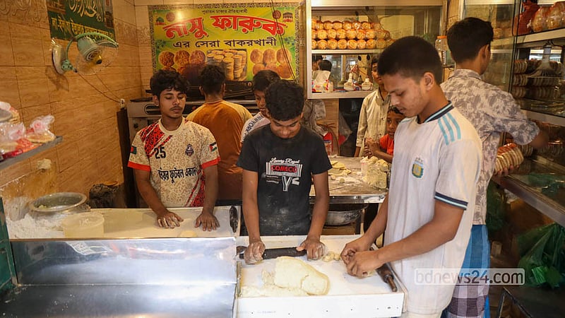 পুরান ঢাকার নাজিম উদ্দিন রোডের একটি দোকানে বাকরখানির জন্য রুটি বেলা হচ্ছে। ছবি: শামছুল হক রিপন