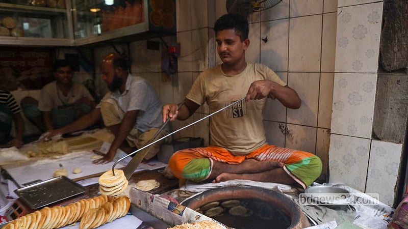 বাকরখানি একটিও বিক্রি হয়ে থাকে, মিষ্টি বাকরখানির একটির দাম ১০ টাকা, নোনতাও ১০ টাকা। &amp;nbsp;ছবি: শামছুল হক রিপন