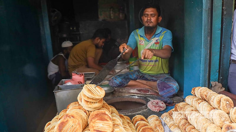 ঢাকায় পাওয়া যায় তিন ধরনের বাকরখানি—নোনতা বা চিনি ছাড়া, মিষ্টি বা চিনিযুক্ত, অন্যটি পনিরের। ছবি: শামছুল হক রিপন