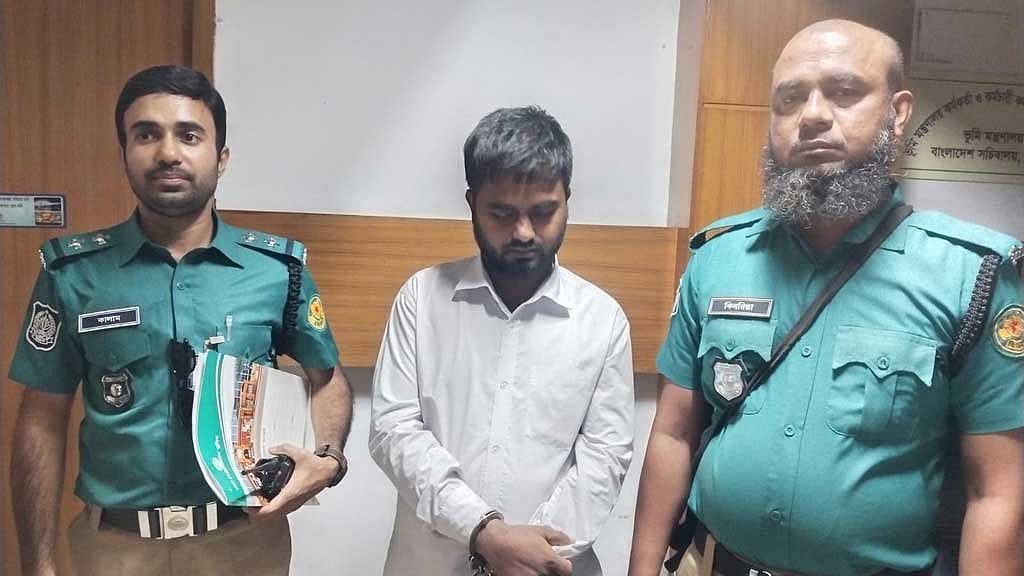অন্যকে দিয়ে নিয়োগ পরীক্ষা দিতে গিয়ে ধরা