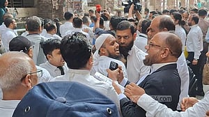 আখতারুজ্জামানের জামিন শুনানিতে হট্টগোল, হাতাহাতি