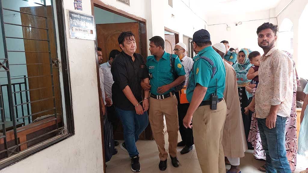 সাড়ে ৪ কেজি সোনাসহ গ্রেপ্তার মালয়েশিয়ান নাগরিক রিমান্ডে