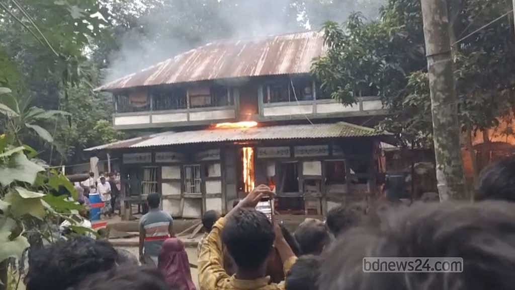 মাদারীপুরে শিশুকে ধর্ষণ চেষ্টার অভিযোগ, ঝাড়ু মিছিলের পর বাড়িতে আগুন