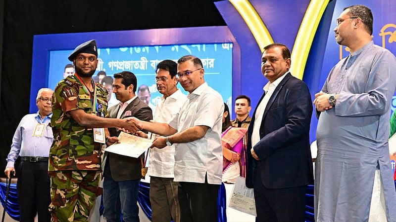 ‘বিশ্ব শিক্ষক দিবস’ উপলক্ষে ‘গুণী শিক্ষক সম্মাননা’ দিয়েছেন প্রধানমন্ত্রী তারেক রহমান।&amp;nbsp; ছবি: পিএমও