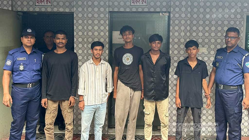 কুমিল্লায় তিন কিশোর গ্যাংয়ের ৫ ‘মূলহোতা’ গ্রেপ্তার