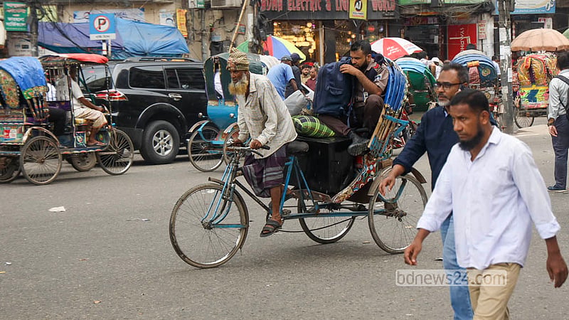 ব্যাটারিচালিত রিকশাচালকদের আন্দোলনের কারণে ঢাকার সড়কে অন্য যানবাহনের চাপ কম থাকায় সোমবার পল্টন মোড় এলাকায় প্যাডেল চালিত রিকশা বেশি চলাচল করে। ছবি: শামছুল হক রিপন