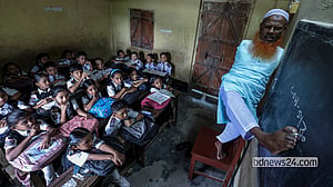 হাত নেই, পায়ে লিখে শত শিশুর স্বপ্ন গড়ছেন দুখু মিয়া