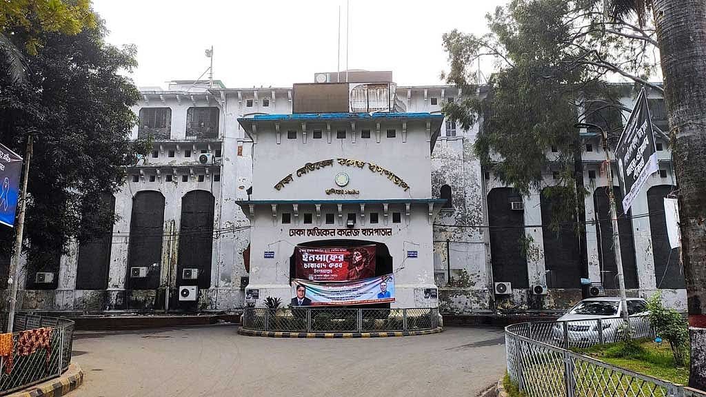 ঢাকা মেডিকেলের টয়লেটে ঝুলছিল নারীর রক্তাক্ত লাশ, মিলেছে রক্তমাখা ছুরি